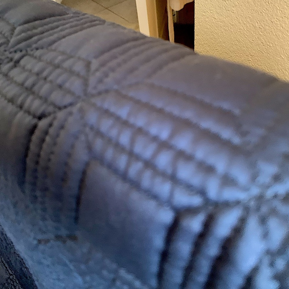 Lovely Vera Wang coverlet/quilt, grey-blue